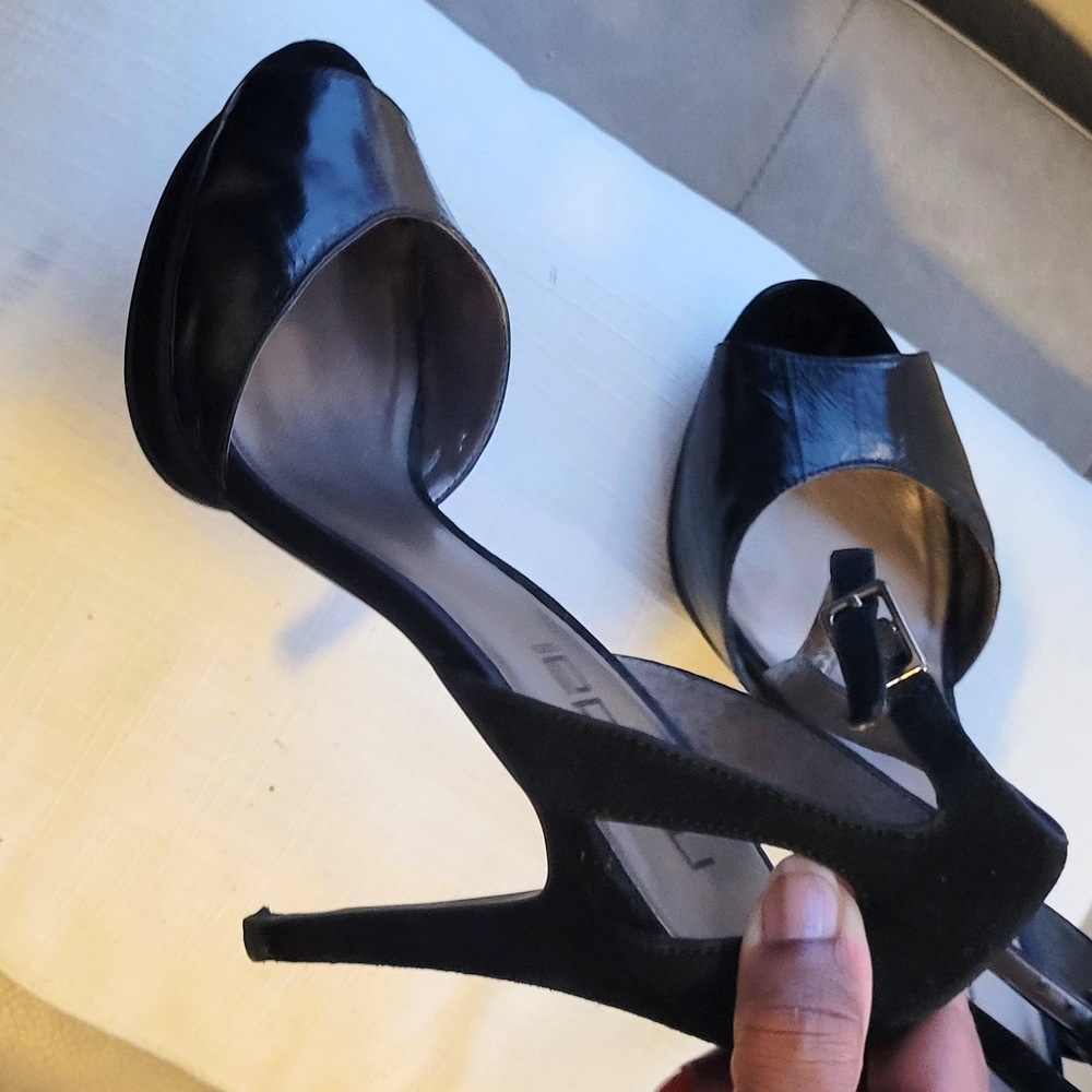 Moda Black Open-Toe Heels